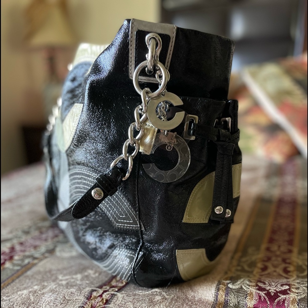💫RARE Coach💫Peyton black & white patent. Beautiful hobo. Plenty of room!